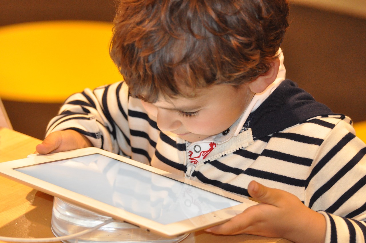 Enrique Dans: "La inhibición de los padres hacia el conocimiento digital convierte a los hijos en huérfanos digitales"