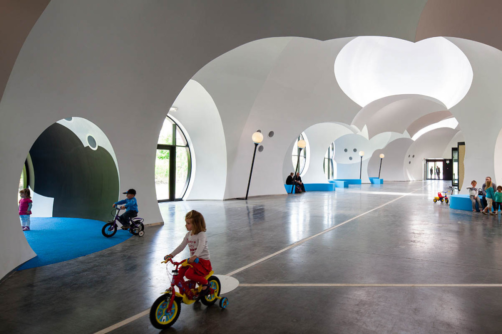 The bubbles create a space that is open to the public inside the Oostkamp town hall. Photo: carlosarroyo.net