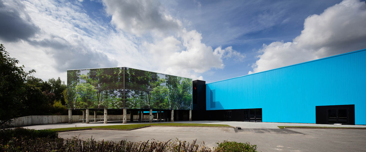 The exterior of Oostkamp townhall blends into the landscape. Photo: carlosarroyo.net