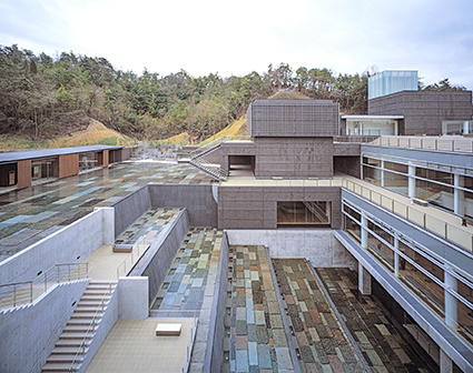 Ceramic Park Mino, Arata Isozaki, 2002. Photo: Hisao Suzuki