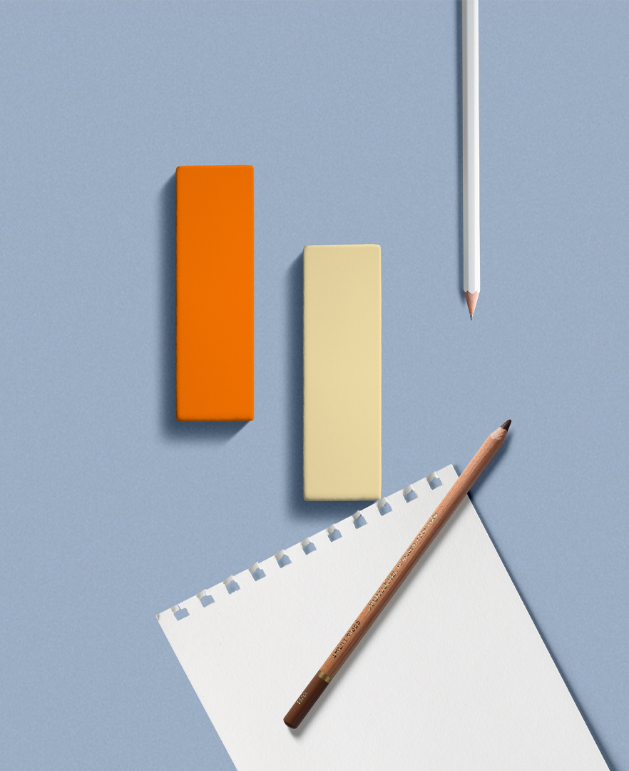 Calm Workspace detalle de materiales con tonos suaves y acentos de color